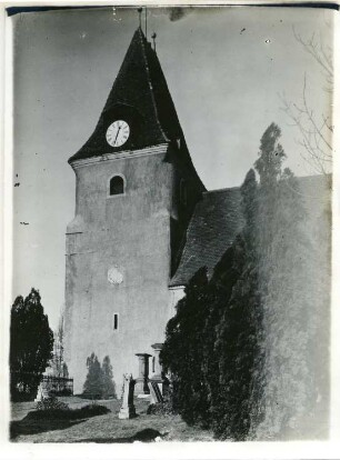 Leipzig-Thekla. Kirche Hohen Thekla (900/1100). Teilansicht über den Kirchhof