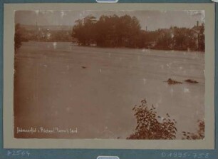 Die über die Ufer getretene Weißeritz während des Hochwassers vom 30./31. Juli 1897 in Potschappel (Freital)