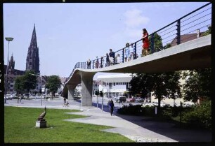 Freiburg: Karlssteg mit Münster, von unten
