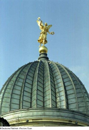 Fama : Ausstellungsgebäude des Sächsischen Kunstvereins. Glaskuppel mit Fama von Robert Henze