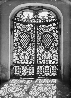 Zittau. Franziskanerkloster. Klosterfriedhof, Gruftgitter der Moserschen Gruft. Ansicht von innen