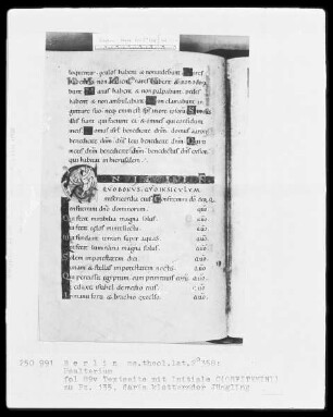 Psalter aus Werden — Initiale C (ONFITMINI), darin kletternder Jüngling, Folio 89verso