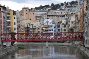 Girona - Fußgängerbrücke von Eiffel : Die Fußgängerbrücke "Pont de les Peixateries Velles", von Gustave Eiffel 1877 konstruiert, führt über den Fluß Onyar. Aufgenommen am 16. April 2012 in der Altstadt von Girona