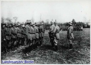 Generalfeldmarschall von Hindenburg verleiht Eiserne Kreuze
