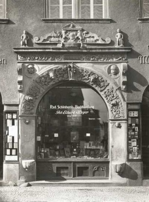 Sagan, Markt 14 : Sagan (Zagan/Polen). Markt 14, Renaissanceportal von 1597 dient als Schaufenster der Buchhandlung Rud. Schönborn