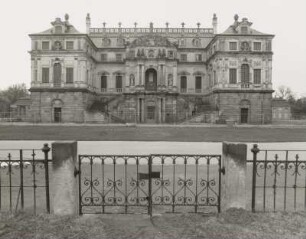 Dresden-Altstadt. Großer Garten (1683, J. F. Karcher; 1873-1895, K. F. Bouché). Palais (1678-1683, J. G. Starcke)