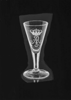 Stengelglas (mit bekröntem AR3-Monogramm) aus Schloß Moritzburg