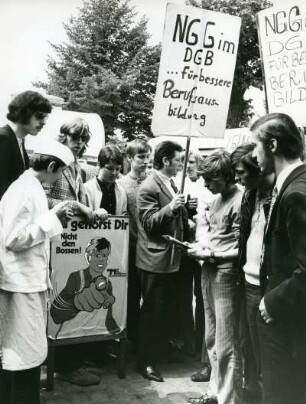 Hamburg. Protest der NGG-Jugend (Gewerkschaft Nahrung-Genuss-Gaststätten) für einen Tarifvertrag für Auszubildende 1971