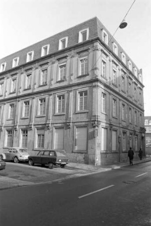 Diskussion um die Zukunft des spätklassizistischen Gebäudes Ecke Kreuzstraße und Zirkel ("Karlsruher Haus") im Zusammenhang mit der Überbauung des Karrees Schlossplatz/Zirkel und Kreuzstraße/Adlerstraße