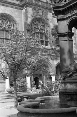 Duisburg: Brunnen vor dem Rathaus