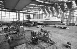 Frankfurt: Flughafen; DLH-Basis; Jumbo-Jets in der Flugzeughalle V