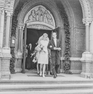 Hochzeit : Bautzen. Hochzeitsgesellschaft vor dem Portal der Maria-Martha-Kirche, August-Bebel-Platz