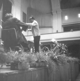 Gewandhauskapellmeister Kurt Masur bei der Probe mit dem Gewandhausorchester. Leipzig, Kongreßhalle, 02.09.1970