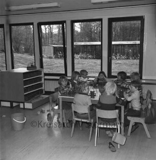 Waldstraße: Kindergarten des Schulverbandes Hoisdorf-Oetjendorf vor Einweihung: vorn Kinder an Tisch beim Essen