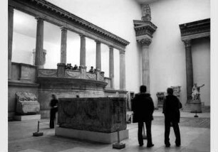 Besucher im Saal der römischen Architektur im Pergamonmuseum