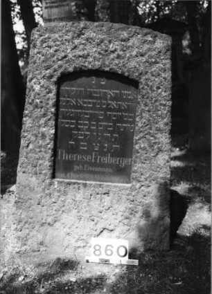 Grabstein 860 (Index: 99630362) Material: Granit mit geschliffener Platte Zustand: gut Maße HxBxT: 110x63x38 cm Beschreibung: Stele mit Schriftplatte mit Segmentbogenabschluß: Grabstein 860