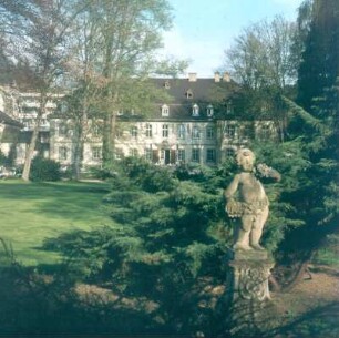 Bad Neustadt a. d. Saale. Kurpark. Blick zum Schloss Neuhaus (1767/1773)