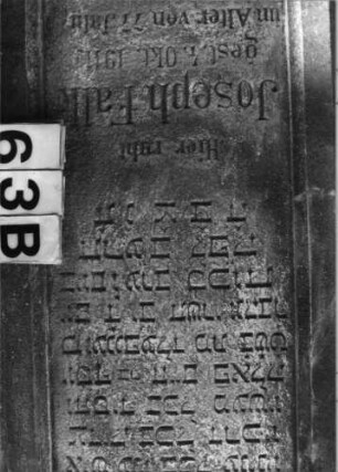 Grabstein 63 (Index: 100079933) Material: Sandstein Zustand: leicht verwittert Maße HxBxT: 152x45x23 cm Beschreibung: Stele, Sockel, eingezogener giebelartiger Abschluß mit Verdachung, rechteckig erhöht, Schrift eingetieft mit giebelartigem Abschluß: Grabstein 63B