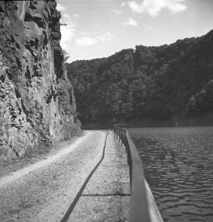 Mettlach, Saarschleife : Mettlach. Saarschleife. Rechts Ruine Montclair