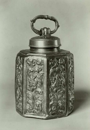 Schraubflasche (Zinn mit Reliefdekor in Streifen)