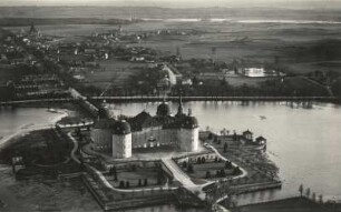 Moritzburg. Schloss Moritzburg (1723-1733; M. D. Pöppelmann). Luftbild-Schrägaufnahme von Nordost