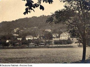 Hosterwitz (Dresden-Hosterwitz). Blick über die Pillnitzer Straße mit Straßenbahn nach Nordnordost