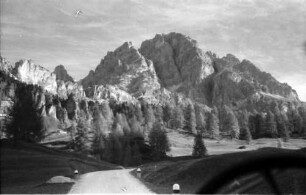 3 Croce Pass [Passo Tre Croci]: Straße mit Monte Cristallo