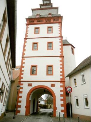 Stadtbefestigung - Steinheimer Torturm-Ansicht aus Steinheimer Straße (Gotischer Kern mit Barocker Überarbeitung) mit Durchfahrt sowie Treppenturm im Nordost