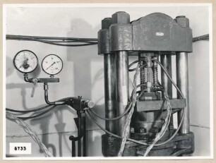 Preßeinrichtung für Zündstifte, Gesamtansicht; Foto, 1953
