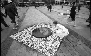 Essen: Kind am Brunnen auf dem Gildenplatz [Kennedyplatz]