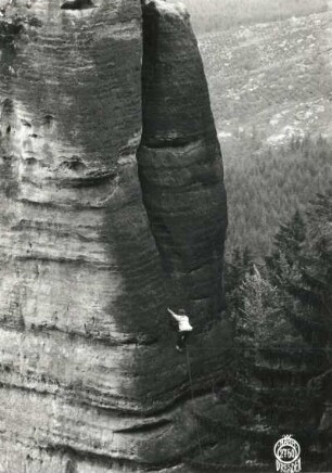Sächsische Schweiz, Affensteine. Wolfsturm. Seilschaft Oswald Kunis (mit Schwebesicherung) in der Rinne des Alten Weges (Westwand, VIIb)