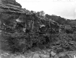 Profil einer Schluchtwand : Profil einer Schluchtwand oberhalb des Flusses Emugur Oretati, vermutlich Tuffgestein