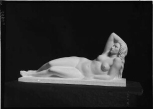 Hermann Binz Weibliche Statue liegend
