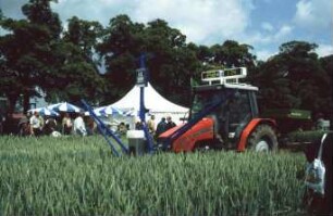 Fotografie: Precision Farming, Mineraldüngerstreuer, Teilschlagtechnik, Feldspektrometer, Schleuderstreuer