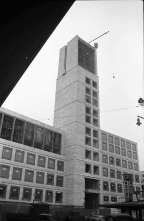 Stuttgart: Rathausturm im Bau, mit Kran auf dem Turm