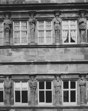 Fassadengestaltung mit Karyatiden, Tugenden und Laster darstellend