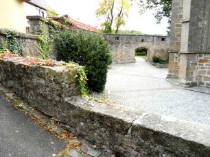 Rieden-Ansicht im Osten von Norden mit Basis der Kirchhofmauer (Wehrgang mit Steinbrüstung hier im 18 Jh abgetragen) mit ansteigender Höhe der Kirchhofmauer zum ursprünglichen Niveau im Süden