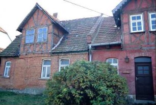 kleines Landarbeiterhaus; Backsteinbau mit Zwerchgiebel; rechts ehemaliges Backhaus