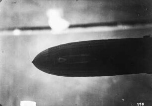Wasserspiegelung des Luftschiffs : Wasserspiegelung des Luftschiffs LZ 127 Graf Zeppelin in der Stillen Bucht vor Franz-Josef-Land