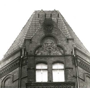 Cottbus, Straße der Jugend/Ecke Rudolf-Breitscheid-Straße. Verwaltungsgebäude (ehemaliges Kaufhaus "Weiße Taube"; um 1900). Eckerker, Giebelabschluß mit Dreipaß