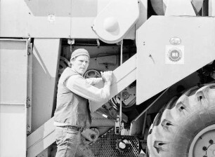 Lutz, Georg: Landwirt wartet seinen Mähdrescher