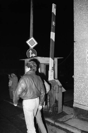 Besetzung der Bezirksverwaltung des Ministeriums für Staatssicherheit der DDR (BVfS) / Amt für Nationale Sicherheit (AfNS) Dresden am 5. Dezember 1989. Fotoserie. Aufnahmezeit: ab ca. 17.30 Uhr