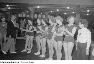 Riege der DDR-Turnerinnen beim Länderkampf DDR-Polen in der Messehalle 10