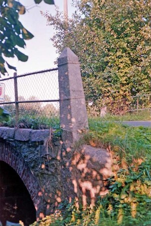 Billbaum: Brücke über Alte Bille: Seitenansicht: Brückenbogen: oben Brückengeländer, Pfeiler, Fahrbahn