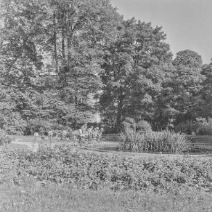 Erratischer Block - Anlagen und anderes : Bautzen. Parkanlage, Schilleranlagen. Umzäunter Teich
