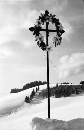 Breitnau: Wegkreuz im Schnee