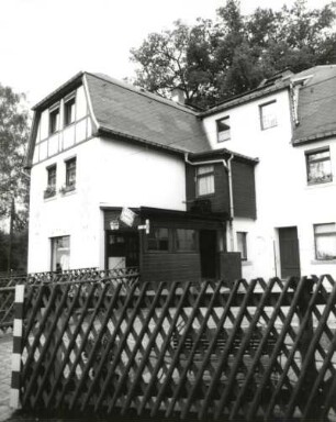 Markneukirchen-Siebenbrunn, Am Bahnhof 1. Wohnhaus (1886/1900)