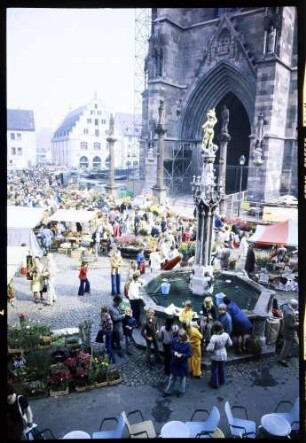 Freiburg: Münsterplatz von der Eisdiele, oben, Brunnen, Markt und Kornhaus