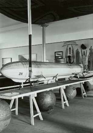 Dresden, Sächsisches Armeemuseum, Modell des Luftschiffes C IV (darunter englische (links) und deutsche (rechts) Seeminen