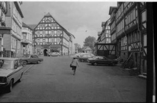 Rotenburg/Fulda: Platz vor dem Schloss, durch Torbogen auf Fachwerkhäuser